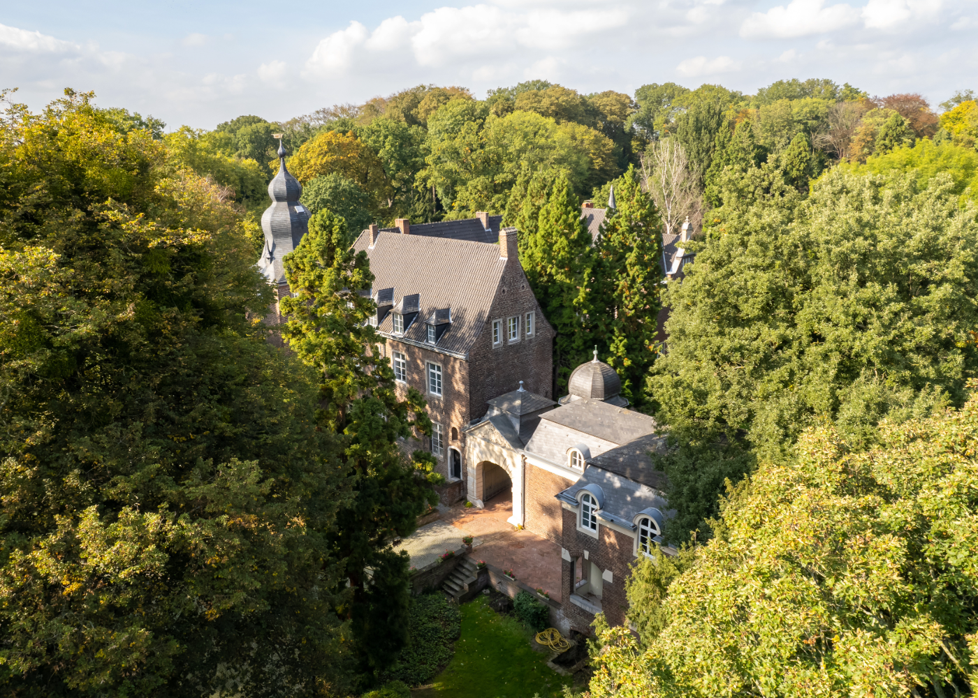 Elbroichpark mit Schloss Elbroich in Düsseldorf